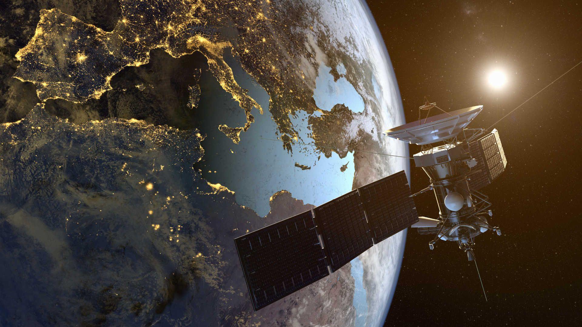 Der Astra-Satellit schwebt im All über der Erde.